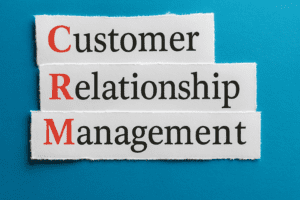 Illustration af CRM – Customer, Relationship og Management – på blå baggrund med fokus på begrebet CRM
