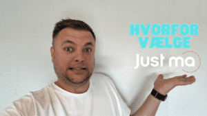 Mand i hvid t-shirt laver et overrasket ansigtsudtryk og holder hånden op mod teksten 'Hvorfor vælge Just ma'