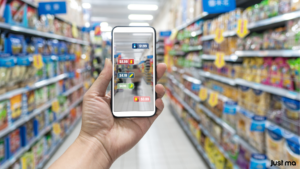 Person bruger en smartphone med Augmented Reality til at købe mad i supermarkedet. JustMA-logo i nederste højre hjørne