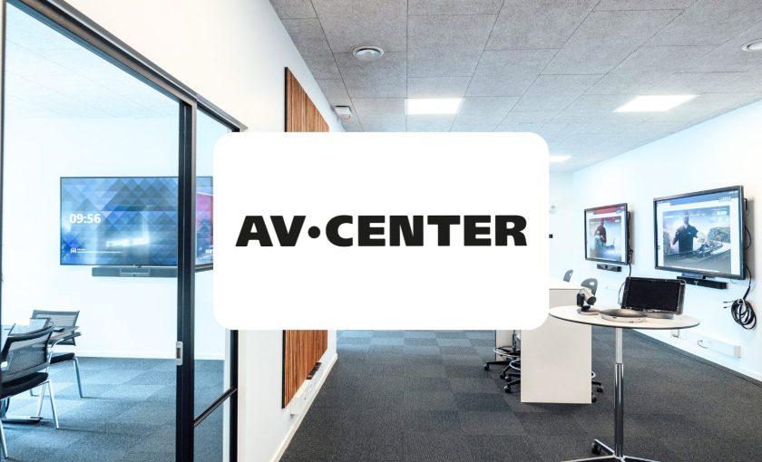 Moderne kontorlandskab med AV-løsninger og AV CENTERs logo i forgrunden