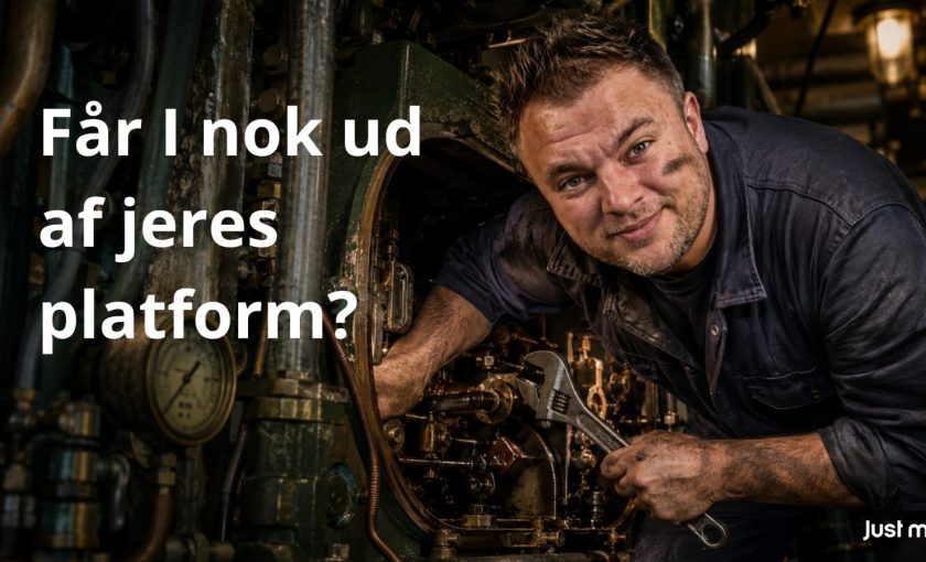Tom Brændstrup med smuds på ansigt og hænder arbejder på en gammel skibsmotor. På billedet står teksten: “Får I nok ud af jeres platform?”