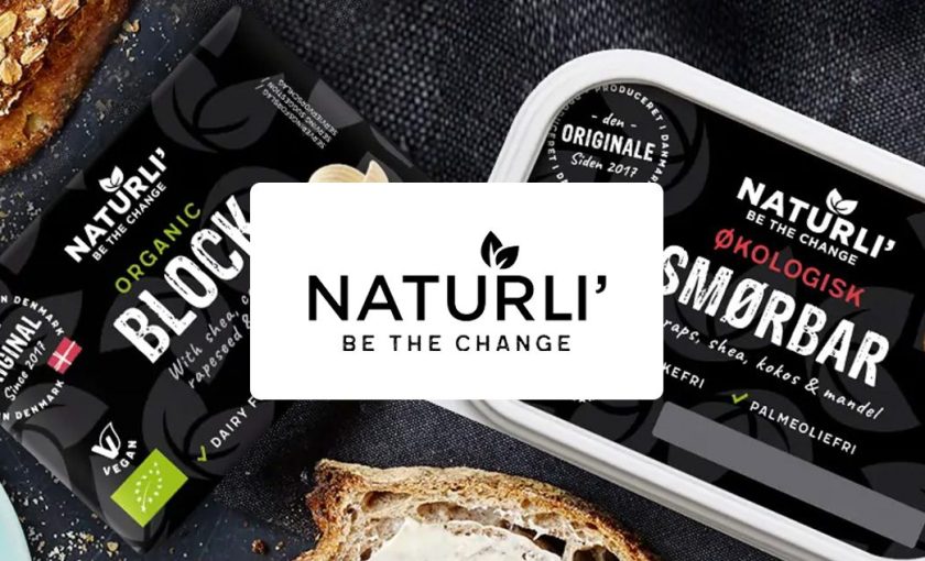 Logoet for Naturli' i forgrunden med et display af deres smørprodukter, herunder en traditionel blok smør og en smørbar variant, i baggrunden